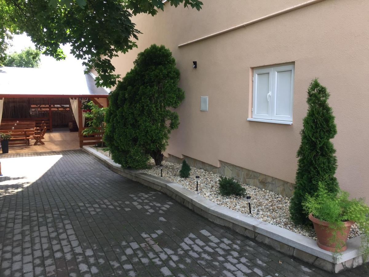 Patavar Panzio Etterem Gyongyospata Exteriör bild